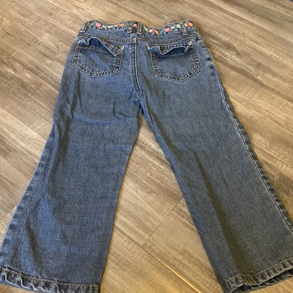 Carter’s girls jeans with embroidered flower waistband. size 4t